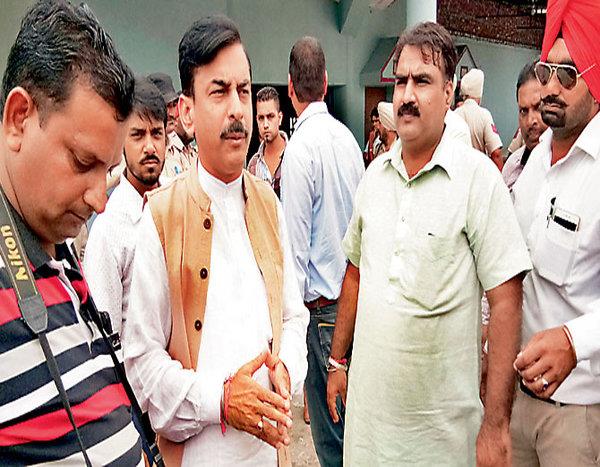 ਭਾਜਪਾ ਦੀ ਬੈਠਕ ''ਚ ਦਿਖੀ ਗੁਟਬੰਦੀ, ਮੀਡੀਆ ''ਤੇ ਕੱਢੀ ਭੜਾਸ