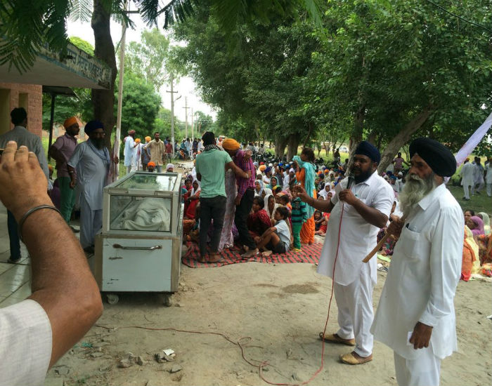 ਕਿਸਾਨ ਜਥੇਬੰਦੀਆਂ ਨੇ ਕਰੰਟ ਨਾਲ ਮਰੇ ਕੰਬਾਇਨ ਡਰਾਈਵਰ ਦੀ ਲਾਸ਼ ਬਿਜਲੀ ਘਰ ਰੱਖ ਲਗਾਇਆ ਧਰਨਾ