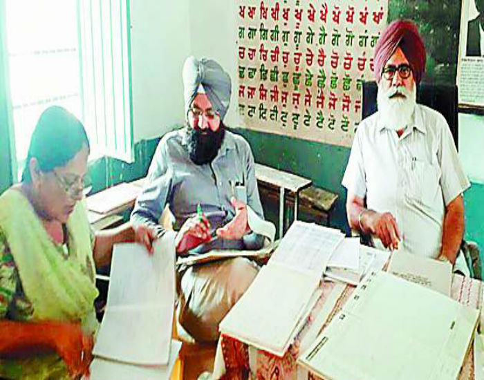 ਜ਼ਿਲਾ ਸਿੱਖਿਆ ਅਧਿਕਾਰੀਆਂ ਵੱਲੋਂ ਘੱਟ ਨਤੀਜੇ ਵਾਲੇ ਸਕੂਲਾਂ ਦਾ ਅਚਨਚੇਤ ਨਿਰੀਖਣ