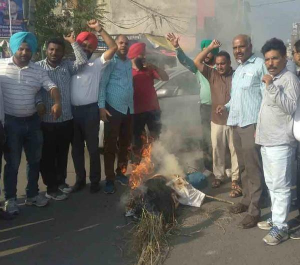 ਕੈਪਟਨ ਸਰਕਾਰ ਦੇ ਖਿਲਾਫ ਉਤਰੇ ਅਧਿਆਪਕ, ਪੁਤਲਾ ਫੂਕ ਜਤਾਇਆ ਰੋਸ