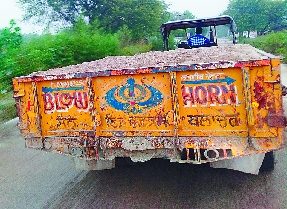 ਕਾਨੂੰਨ ਨੂੰ ਛਿੱਕੇ ਟੰਗ ਸ਼ਰੇਆਮ ਹੋ ਰਹੀ ਹੈ ਨਾਜਾਇਜ਼ ਮਾਈਨਿੰਗ