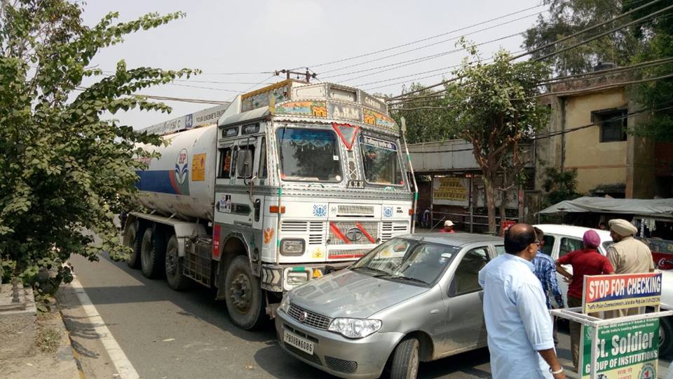 ਜਲੰਧਰ: ਹਿੰਦੁਸਤਾਨ ਪੈਟਰੋਲੀਅਮ ਦੇ ਟਰੱਕ ਅੱਗੇ ਆਈ ਕਾਰ, ਵਾਲ-ਵਾਲ ਬਚੇ ਪਿਓ-ਧੀ