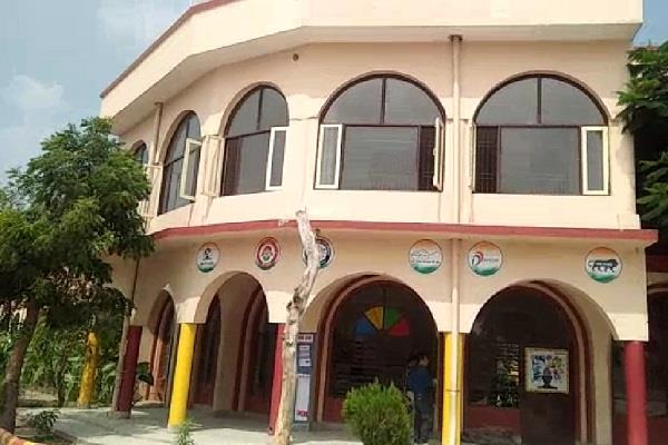 ਪੰਚਕੂਲਾ ਸਕੂਲ ''ਚ 9 ਸਾਲ ਦੇ ਬੱਚੇ ਨੂੰ ਸਿਰ ''ਤੇ ਮਾਰੇ ਡੰਡੇ, ਟਾਇਲਟ ''ਚ  ਡਿੱਗਾ ਬੇਹੋਸ਼ ਹੋ ਕੇ