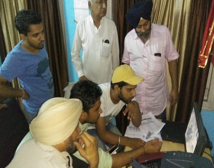 ਬਾਈਕ ਸਵਾਰ 3 ਨੌਜਵਾਨ ਔਰਤ ਦਾ ਪਰਸ ਖੋਹ ਕੇ ਹੋਏ ਮੌਕੇ ''ਤੇ ਫਰਾਰ