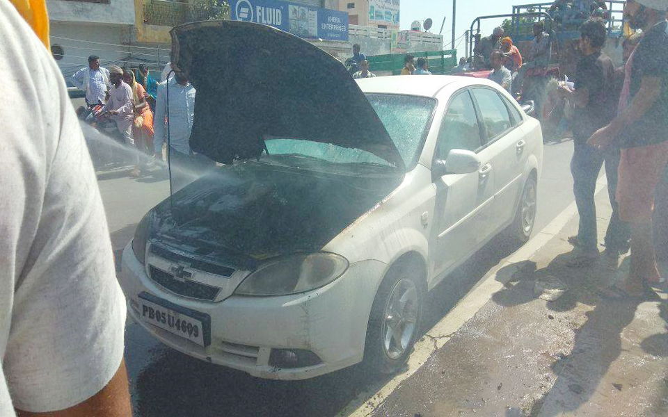 ਚੱਲਦੀ ਕਾਰ 'ਚੋਂ ਨਿਕਲੇ ਅੱਗ ਦੇ ਭਾਂਬੜ, ਟੱਲਿਆ ਵੱਡਾ ਹਾਦਸਾ