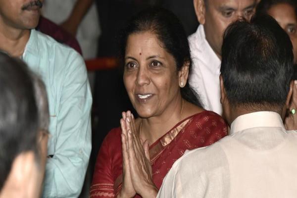 ਫੌਜ ਮੁਖੀ ਨਾਲ ਜੇ. ਐਂਡ ਕੇ. ਪਹੁੰਚੀ ਰੱਖਿਆ ਮੰਤਰੀ, ਸਿਆਚਿਨ ''ਚ ਜਵਾਨਾਂ ਨਾਲ ਮਨਾਏਗੀ ਦੁਸ਼ਹਿਰਾ