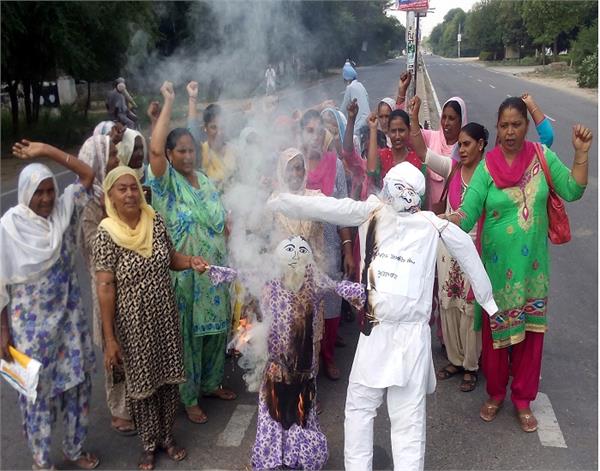 anganwadi employee carried out the beating of gandhi and captain amrinder singh