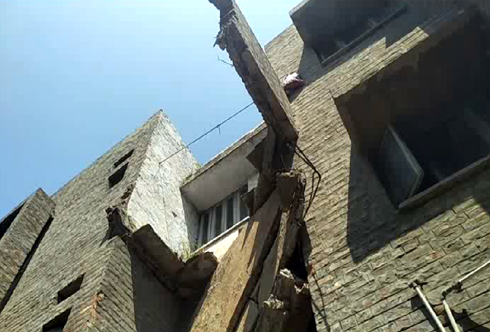 ਖਸਤਾ ਹਾਲ ਸਰਕਾਰੀ ਕਵਾਟਰ ਦੀ ਡਿੱਗੀ ਛੱਤ, ਵਾਲ-ਵਾਲ ਬਚਿਆ ਪਰਿਵਾਰ