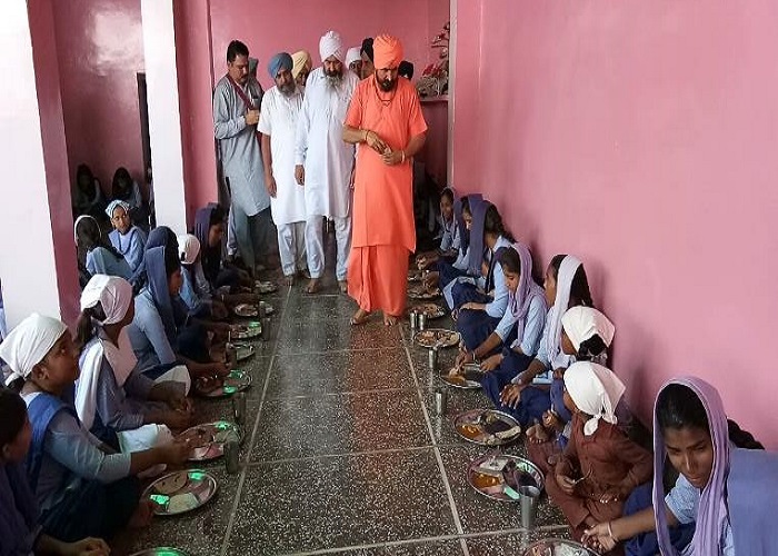 ਘਰ ''ਚ ਧੀਆਂ ਦਾ ਸਤਿਕਾਰ ਹੋਣ ''ਤੇ ਦੁੱਖ ਕਸ਼ਟ ਨਹੀ ਆਉਂਦੇ : ਮਹੰਤ ਸਾਂਤਾ ਨੰਦ ਜੀ, ਮਹੰਤ ਬਾਲਕ ਰਾਮ ਜੀ