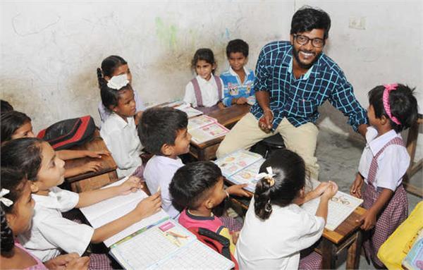 the waiter became the teacher to teach the poor children