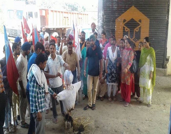 ਪੱਤਰਕਾਰ ਦੇ ਕਾਤਲਾਂ ਨੂੰ ਗ੍ਰਿਫਤਾਰ ਨਾ ਕਰਨ ਦੇ ਰੋਸ ''ਚ ਲੋਕਾਂ ਨੇ ਕੇਂਦਰ ਸਰਕਾਰ ਦਾ ਪੁੱਤਲਾ ਸਾੜਿਆਂ