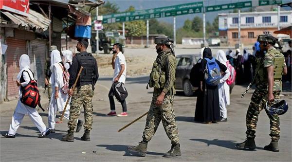 ਤਰਾਲ ਗ੍ਰੇਨੇਡ ਹਮਲੇ ਕਰਕੇ ਕੀਤਾ ਬੰਦ