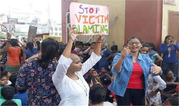 girl students uproar bhu