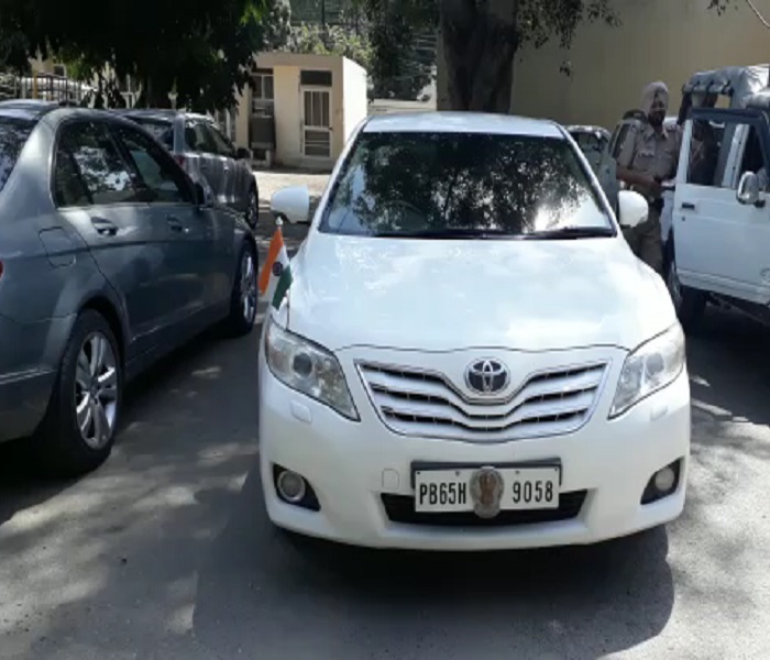 ਗੱਡੀ ''ਤੇ ਝੰਡਾ ਲਗਾ ਕੇ ਫਸੇ ਸੁਖਪਾਲ ਖਹਿਰਾ, ਮੀਡੀਆ ਨੂੰ ਦੇਖ ਕੇ ਉਤਾਰਿਆ  (ਤਸਵੀਰਾਂ)