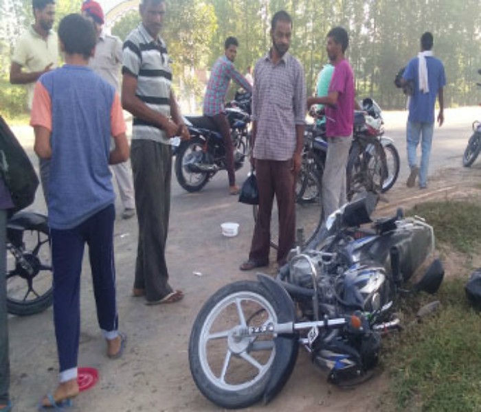 ਸੜਕ ਹਾਦਸੇ ''ਚ ਮੋਟਰਸਾਈਕਲ ਸਵਾਰ ਜ਼ਖਮੀ