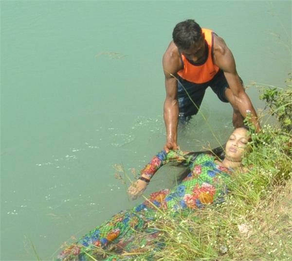 corpse  young girl  canal