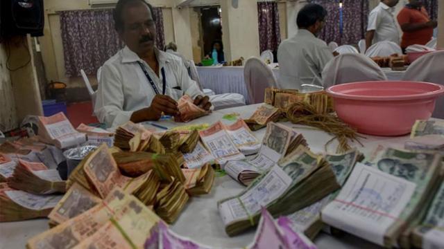 ਗਣੇਸ਼ ਤਿਉਹਾਰ : ਲਾਲਬਾਗ ਚਾ ਰਾਜਾ ''ਚ ਚੜ੍ਹਾਵੇ ਦੇ ਤੌਰ ''ਤੇ ਹੋਈ ਕਰੋੜਾ ਰੁੱਪਏ ਦੀ ਵਰਖਾ