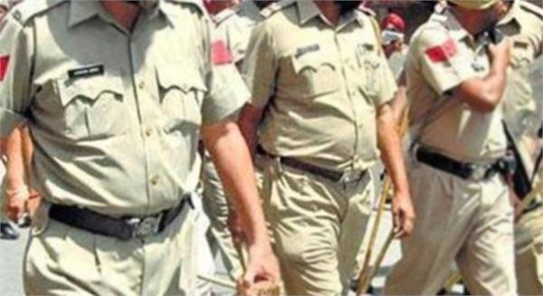 clashes between police and farmers  sho and munshi injured