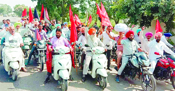 ਸਿੰਗਲਾ ਦੀ ਕੋਠੀ ਅੱਗੇ ਤਨਖਾਹਾਂ ਘਟਾਉਣ ਦੇ ਨੋਟੀਫਿਕੇਸ਼ਨ ਦੀਅਾਂ ਕਾਪੀਅਾਂ ਫੂਕੀਅਾਂ