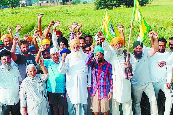 ਦਰਜਨਾਂ ਕਿਸਾਨਾਂ ਵਲੋਂ ਸੂਬਾ ਸਰਕਾਰ ਤੇ ਸਿਵਲ ਪ੍ਰਸ਼ਾਸਨ ਵਿਰੁੱਧ ਨਾਅਰੇਬਾਜ਼ੀ
