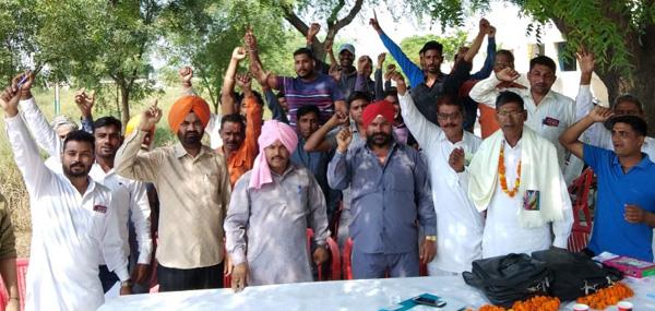 railway workers protest against lifting the scheme