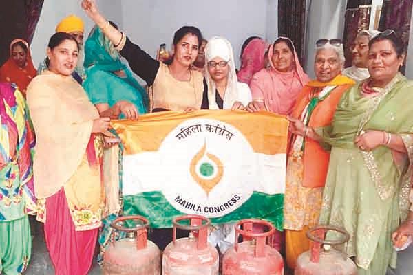 mahila congress rural has protested against the central government