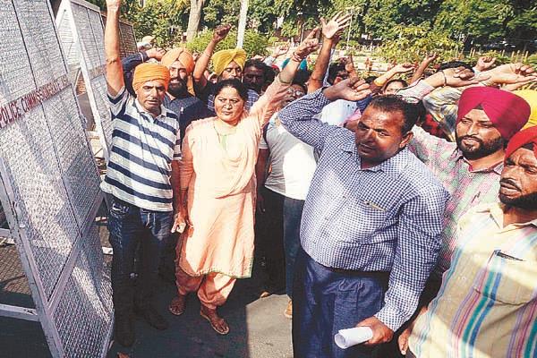 teachers dharna