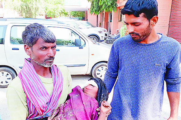 ਗਰੀਬ ਆਦਮੀ ਹਾਂ, ਆਪਣੀ ਬੱਚੀ ਦੀ ਨਹੀਂ ਕਰਵਾ ਸਕਦਾ ਚੰਡੀਗਡ਼੍ਹੋਂ ਪਲਾਸਟਿਕ ਸਰਜਰੀ