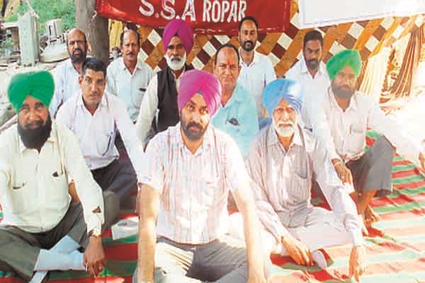 to solve the demands b s  n  l  employees performing dharna show