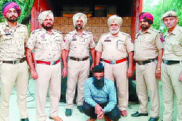 581 ਪੇਟੀਆਂ ਨਾਜਾਇਜ਼ ਸ਼ਰਾਬ ਸਣੇ ਕਾਬੂ