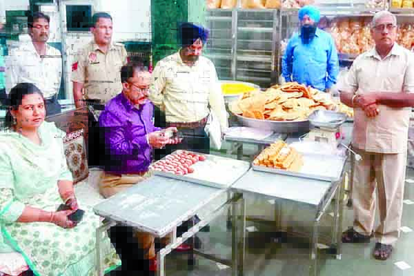 ਵਰਜਿਤ ਰੰਗਾਂ ਨਾਲ  ਬਣੀ 8 ਕਿਲੋ ਕੋਕੋਨਟ ਬਰਫੀ ਕੀਤੀ ਨਸ਼ਟ, 10 ਮਠਿਅਾਈਅਾਂ ਦੇ ਭਰੇ ਸੈਂਪਲ