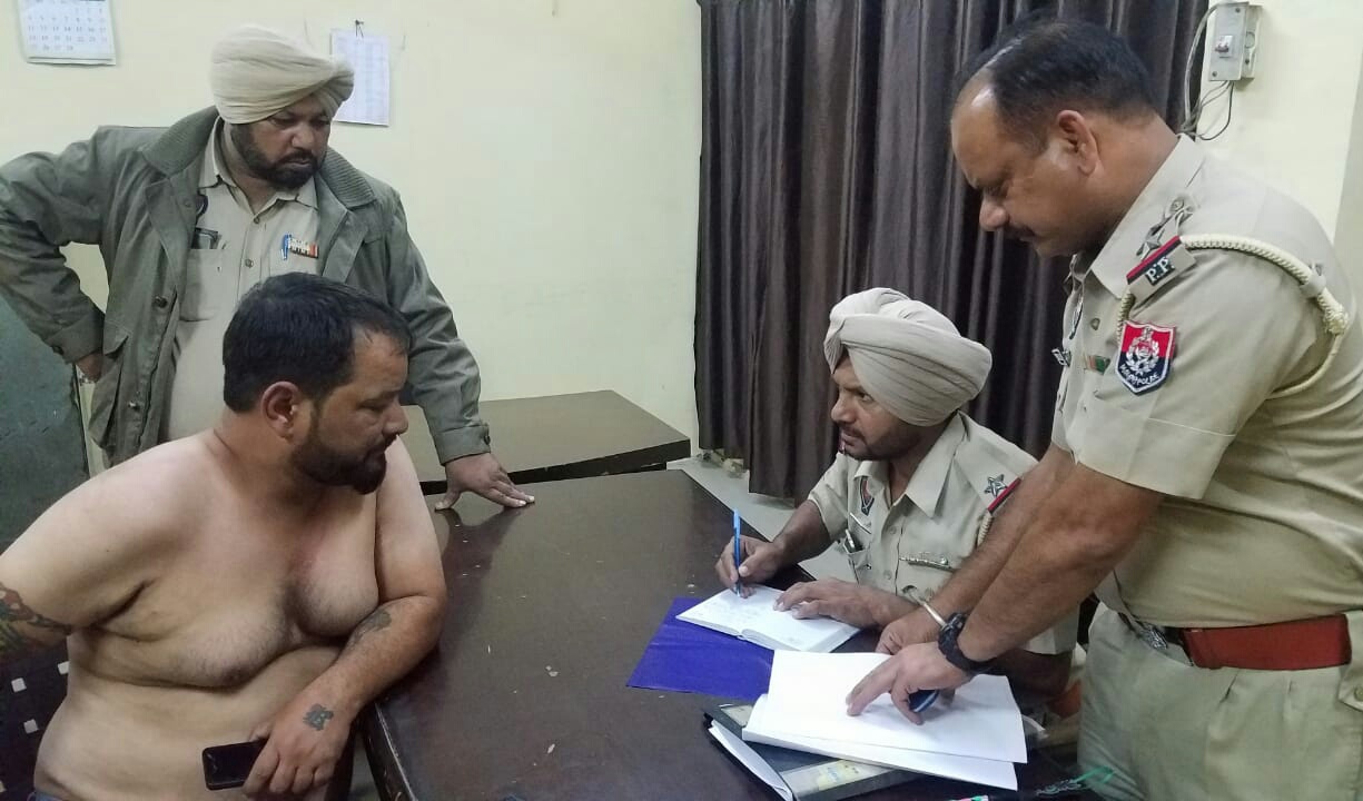 ਬੇਹੋਸ਼ ਬੱਚੇ ਨੂੰ ਲੈ ਕੇ ਭੀਖ ਮੰਗ ਰਹੇ ਵਿਅਕਤੀ ਦਾ NRI ਦੇ ਭਤੀਜੇ ਨੇ ਕੀਤਾ ਵਿਰੋਧ, ਰਾਹਗੀਰਾਂ ਨੇ ਹੈਂਟਰ ਨਾਲ ਕੁੱਟਿਆ