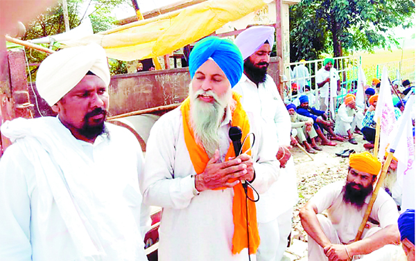 ਮੰਗਾਂ ਪੂਰੀਆਂ ਨਾ ਹੋਣ 'ਤੇ ਕਿਸਾਨਾਂ ਨੇ ਰੇਲਵੇ ਟ੍ਰੇਕ ਕੀਤਾ ਜਾਮ
