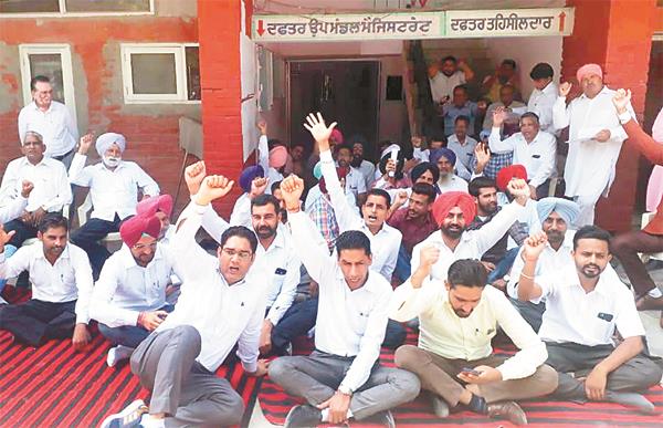 lawyers strike for taking cases up to 15 lakh