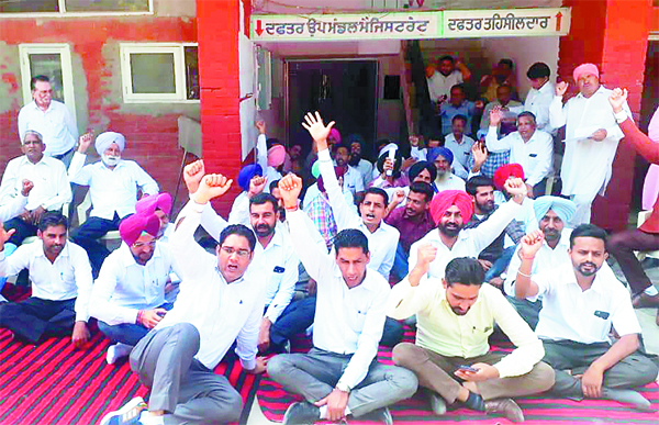 15 ਲੱਖ ਤੱਕ ਦੇ ਕੇਸਾਂ ਨੂੰ ਡਵੀਜਨਲ ਪੱਧਰ ਤੇ ਲੈ ਜਾਣ ਤੇ ਵਕੀਲਾਂ ਵੱਲੋਂ ਹੜਤਾਲ