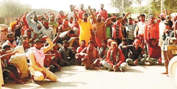stop the dana gate and put it on dharna by the mazdoor union