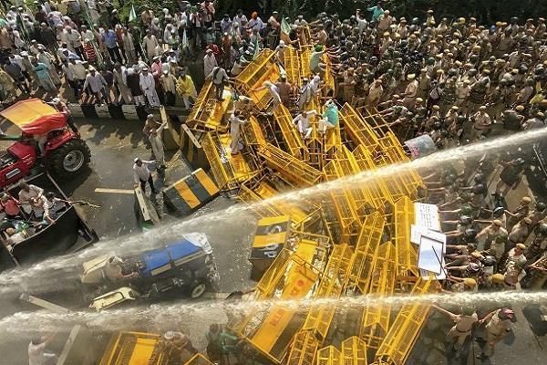 farmers lathi charges tears gas