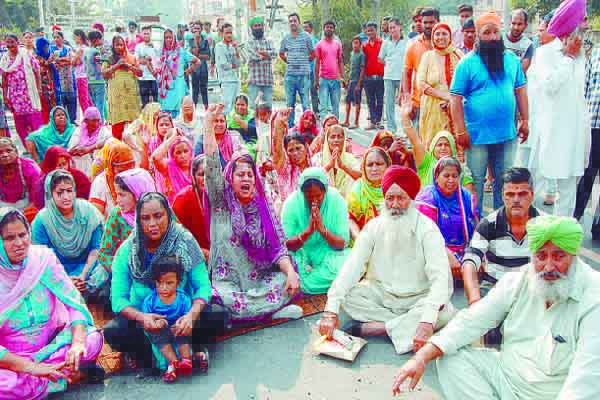 ਕਾਰਵਾਈ ਦੇ ਡਰੋਂ ਧਰਨੇ ’ਤੇ ਬੈਠ ਗਏ ਲਤੀਫਪੁਰਾ ਦੇ ਲੋਕ