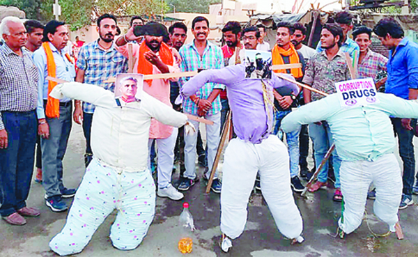 ਸ਼ਿਵ ਸੈਨਾ ਨੇ ਪਾਕਿਸਤਾਨੀ ਅੱਤਵਾਦ, ਭ੍ਰਿਸ਼ਟਾਚਾਰ ਤੇ ਨਸ਼ੇ ਦੇ ਫੂਕੇ ਪੁਤਲੇ