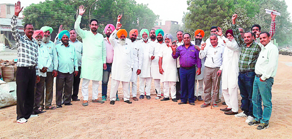 ਕੋਟਕਪੂਰਾ ਅਨਾਜ ਮੰਡੀ ਦੇ ਆਡ਼੍ਹਤੀਆਂ ਨੇ ਕਾਟ ਕੱਟਣ ਦੇ ਦੋਸ਼ਾਂ ’ਤੇ ਲਿਆ ਸਖ਼ਤ ਸਟੈਂਡ