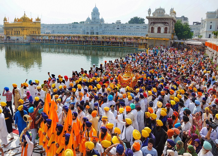 ਸ੍ਰੀ ਗੁਰੂ ਰਾਮਦਾਸ ਜੀ ਦੇ ਪ੍ਰਕਾਸ਼ ਪੁਰਬ ਮੌਕੇ ਦੇਸ਼-ਵਿਦੇਸ਼ ਤੋਂ ਲੱਖਾਂ ਦੀ ਗਿਣਤੀ ’ਚ ਪੁੱਜੀ ਸੰਗਤ