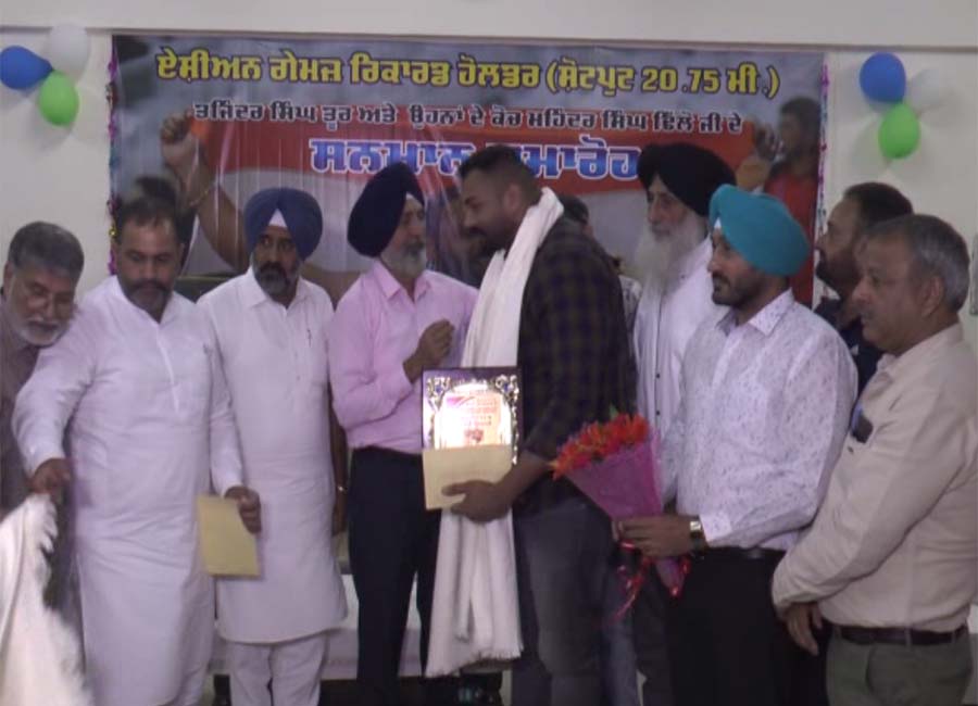 ਏਸ਼ੀਆਈ ਖੇਡਾਂ ''ਚ ਨਾਂ ਰੌਸ਼ਨ ਕਰਨ ਵਾਲੇ ਤੇਜਿਦਰ ਤੂਰ ਦਾ ਜਲੰਧਰ ਪਹੁੰਚਣ ''ਤੇ ਸ਼ਾਨਦਾਰ ਸੁਆਗਤ