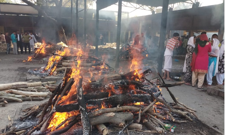 ਅੰਮ੍ਰਿਤਸਰ ਟਰੇਨ ਹਾਦਸਾ : ਦਰਦਨਾਕ ਚੀਕਾਂ-ਨਾਅਰਿਆਂ ''ਚ 20 ਲਾਸ਼ਾਂ ਦਾ ਸੰਸਕਾਰ (ਤਸਵੀਰਾਂ)