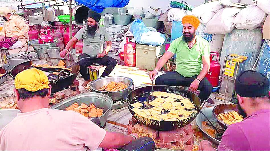 ਸ੍ਰੀ ਗੁਰੂ ਰਾਮਦਾਸ ਜੀ ਦੇ ਪ੍ਰਕਾਸ਼ ਪੁਰਬ ਮੌਕੇ ਹਰਿਮੰਦਰ ਸਾਹਿਬ ''ਚ ਸੰਗਤ ਲਈ ਬਣਾਏ ਗਏ 104 ਤਰ੍ਹਾਂ ਦੇ ਪਕਵਾਨ