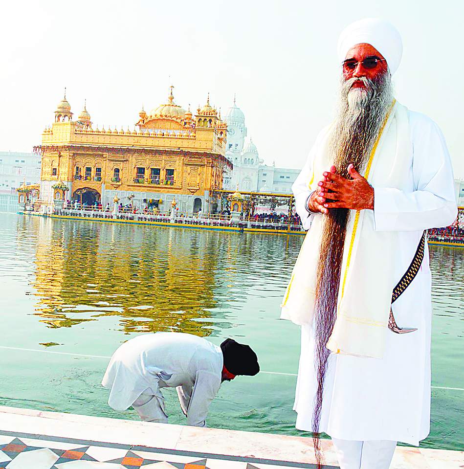 ਸਾਢੇ ਅੱਠ ਫੁੱਟ ਲੰਬੀ ਦਾੜ੍ਹੀ ਵਾਲੇ ਗੁਰਸਿੱਖ ਨੇ ਰੱਖਿਆ ਕੇਸਾਂ ਦੀ ਦਾਤ ਦਾ ਮਾਣ