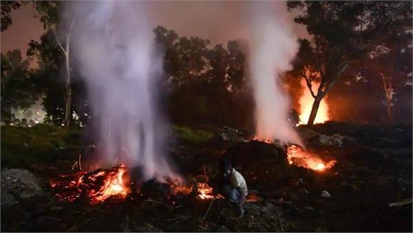 delhi air pollution farm fires choke delhi air quality enters danger zone