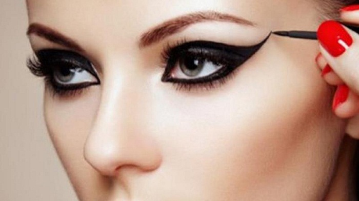 ਅੱਖਾਂ ਨੂੰ ਆਕਰਸ਼ਿਤ ਲੁੱਕ ਦੇਣ ਲਈ ਟ੍ਰਾਈ ਕਰੋ ਆਈਲਾਈਨਰ ਦੇ ਟਰੈਂਡੀ ਸਟਾਈਲ