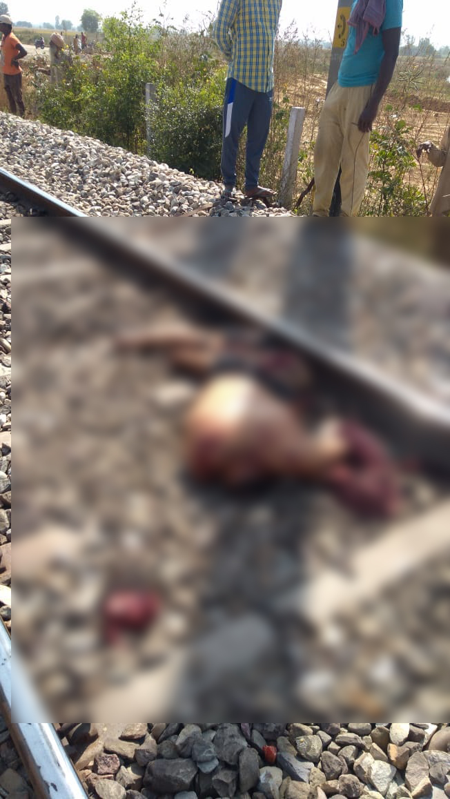ਰੇਲਵੇ ਲਾਈਨ ਪਾਰ ਕਰ ਰਹੇ ਕਿਸਾਨ ਨੂੰ ਟਰੇਨ ਨੇ ਬੁਰੀ ਤਰ੍ਹਾਂ ਕੁਚਲਿਆ, ਮੌਤ (ਤਸਵੀਰਾਂ)