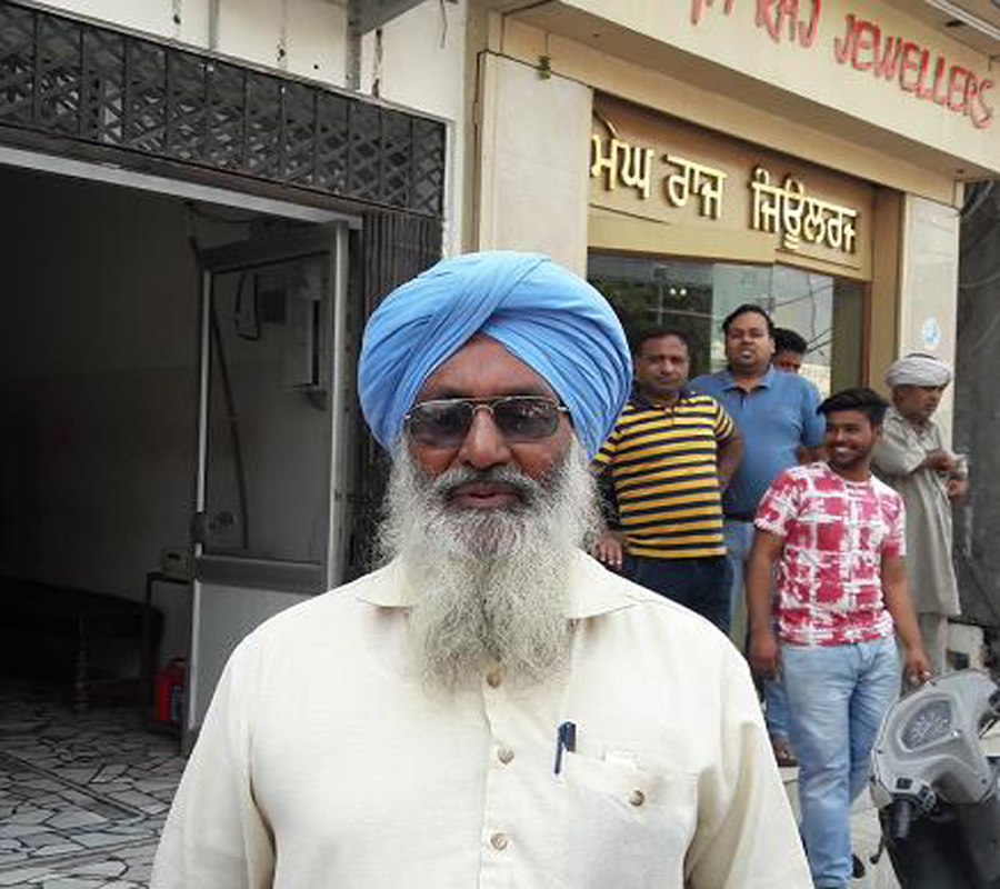 ਦਿਨ-ਦਿਹਾੜੇ ਪਿਸਤੌਲ ਦੀ ਨੋਕ ''ਤੇ ਆੜਤੀਏ ਤੋਂ 2 ਲੱਖ ਰੁਪਏ ਲੁੱਟੇ