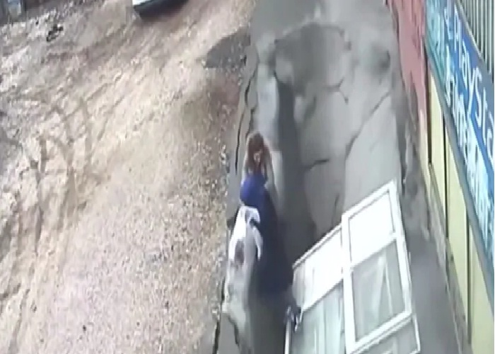 ਜਦੋਂ ਤੁਰਦੇ-ਤੁਰਦੇ ਅਚਾਨਕ ਜ਼ਮੀਨ ''ਚ ਧੱਸ ਗਈਆਂ ਦੋ ਔਰਤਾਂ, ਵੀਡੀਓ ਵਾਇਰਲ